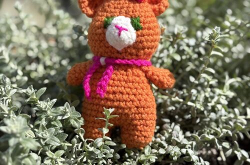 Amigurumi, ręcznie zrobiony na szydełku miś, wisiorek do kluczy